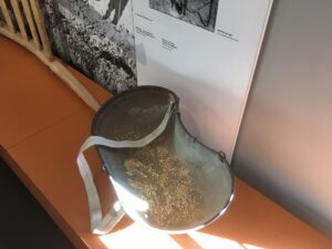 Historisches Blechgefäß (Metzen) zum Auffangen der gepflückten Dolden