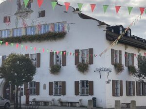 Weiß getünchte Fassade