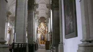 Blick durch das Kirchenschiff