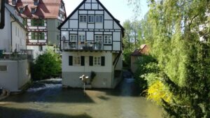 Das Schiefe Haus an der Blau im Ulmer Fischerviertel