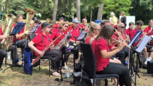 2025_Sommerfest - Die Concert Band spielt für die Gäste.