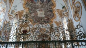 Kunstvoller barocker Deckenschmuck mit filigranem schmiedeeisernem Gitter