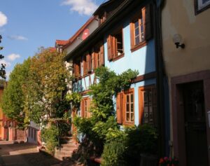 Spaziergang durch eine ruhige Gasse in Amorbach