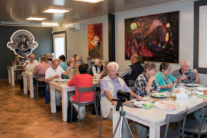 Reisegruppe beim gemeinsamen Essen im Restaurant