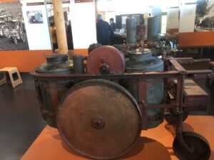 Motorbetriebene Spritzmaschine zur Schädlingsbekämpfung im Hopfengarten