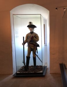 Militärische Ausrüstung als Teil der geschichtlichen Ausstellung