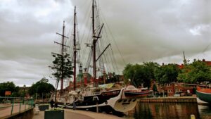 Ein Dreimaster liegt vor Anker