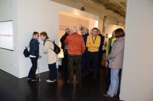 Die Reisegruppe während der Führung durch die technische Ausstellung