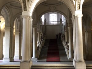 Das beeindruckende Treppengeländer im berühmten Treppenhaus der Residenz