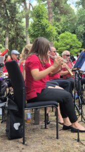 2025_Sommerfest - Die Band spielt vor den versammelten Gästen.