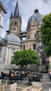 Kuppel und Türme des Aachener Doms über den Dächern