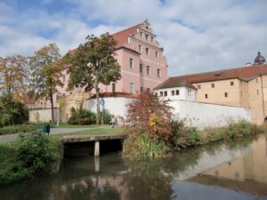 Blick über die Vils auf das Kurfürstliche Schloss und seine historischen Mauern