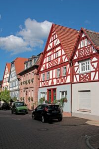 Fachwerkhäuser entlang der Straße in Amorbach