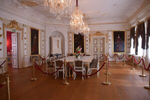 Ein festlich eingerichteter Raum im Museum