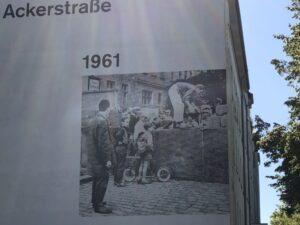 Eine Gedenktafel an der Mauer