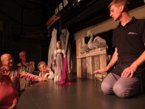 Marionettentheater: Prinzessin-Marionette vor Publikum
