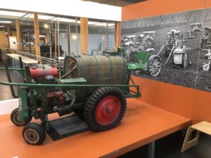 Historische Spritzmaschine mit hölzernem Vorratsbehälter für Pflanzenschutzmittel