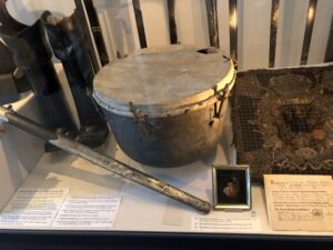 Trommel und weitere Militärgegenstände aus vergangenen Zeiten