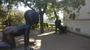 Krabbelnde Bronzefiguren von David Černý