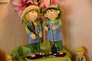 Liebevoll gestaltete Figuren als farbenfroher Blickfang in der Ausstellung