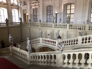Weitere Details des kunstvoll gestalteten Treppenhauses