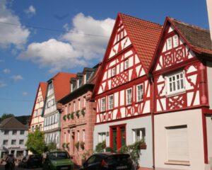 Rotes Fachwerkhaus unter blauem Himmel