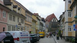 Straßenblick in Richtung Bachkirche