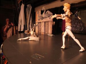 Marionettentheater: Szene mit Prinz- und Ballerina-Marionette