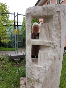 Zeitgenössische Steinskulptur im Park von Schloss Langenburg