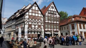 Touristen vor historischen Fachwerkhäusern