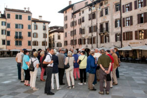 Reisegruppe erkundet den historischen Stadtplatz