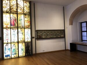 Ein farbiges Fenster erzählt von Geschichte und Herkunft