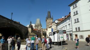 Brücken- und Kirchturm über den Dächern