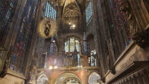 Blick zur Chorhalle und Orgel des Doms