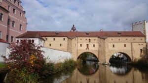 Die Amberger Stadtbrille und das Kurfürstliche Schloss spiegeln sich in der Vils