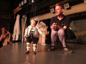 Marionettentheater: Puppenspieler mit Trachten-Marionette
