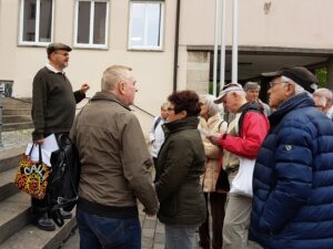 Besuchergruppe bei einer Stadtführung in Langenburg