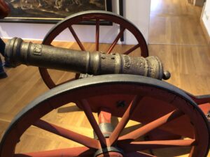 Historisches Geschütz als eindrucksvolles Ausstellungsstück