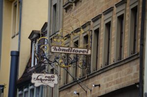 Kunstvoller schmiedeeiserner Ausleger an einem historischen Gebäude in der Altstadt