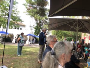 2025_Sommerfest - Ein Redner hält eine Ansprache vor den Gästen.