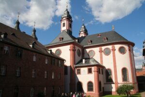Abteikirche Amorbach vom Klosterhof aus gesehen