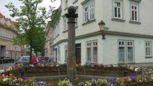 Blick auf den geschmückten Brunnenplatz