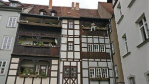 Fachwerkfassaden mit versteckter Puppenfigur