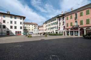 Historische Piazza mit Denkmal in der Morgenruhe