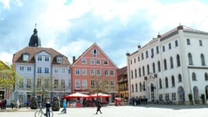 Auf dem Rathausplatz in Waren
