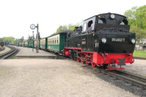 Schmalspurzug an der Bahnsteiguhr