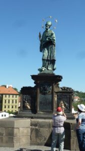 Bronzestatue mit goldenem Sternenkranz