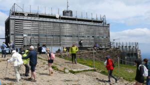 Beschilderter Knotenpunkt mehrerer Wanderrouten im Hochgebirge
