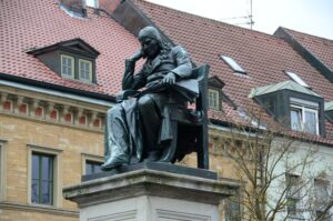 Das Friedrich-Rückert-Denkmal auf dem Schweinfurter Marktplatz