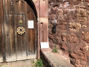 Öffnungszeiten und Türklopfer am Burgtor
